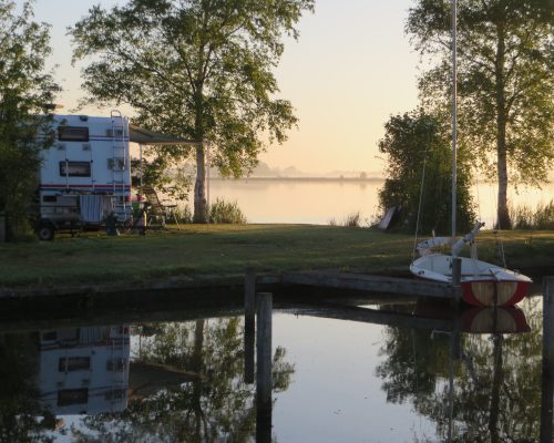 caravan-aan-het-water